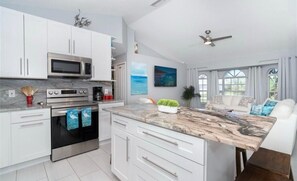 ثلاجة، ميكروويف، فرن، موقد طهي مسطح