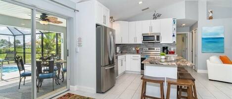 Réfrigérateur, four à micro-ondes, un four, surface de cuisson