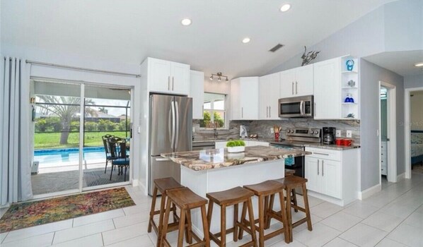 Refrigerador, microondas, horno y parrilla de estufa 