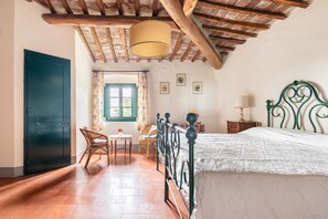 Planxa i posts de planxar, wifi i roba de llit