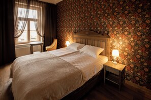Tabla de planchar con plancha, cuna de viaje, wifi y ropa de cama 