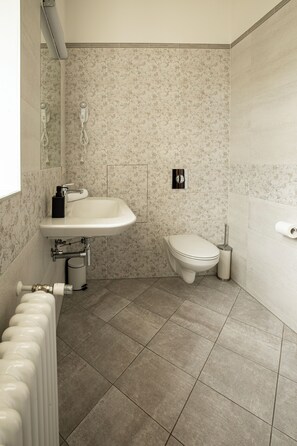 Amenidades de baño gratuitas, secadora de cabello, toallas, jabón