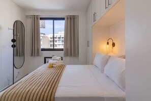 1 habitación, tabla de planchar con plancha y cuna de viaje 