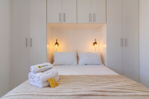 1 habitación, tabla de planchar con plancha y cuna de viaje 
