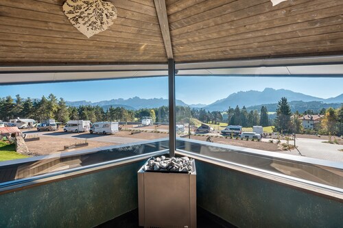 Chalet 'X-Camping Lodge 2' avec vue sur les Dolomites, terrasse privée et Wi-Fi