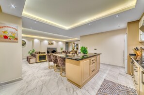 Kühlschrank, Mikrowelle, Ofen, Geschirrspüler