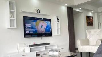Smart TV, libros y estéreo