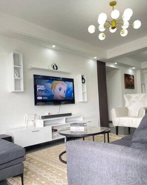 TV connectée, livres, chaîne hi-fi