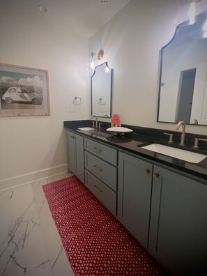 Suihku, hiustenkuivaaja, pyyhkeet, saippua