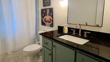 Douche, sĂšche-cheveux, serviettes fournies, savon