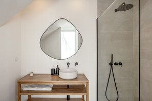 Shower, towels - Ericeira Modern & Bright by Homing (Mafra)