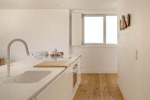 Microondas, lavavajillas, cafetera y tetera y utensilios de cocina 