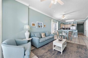 Condo, varias camas (Island Royale 606) | Área de sala de estar | Reproductor de DVD 