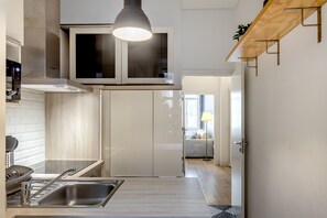 Mikrovågsugn, diskmaskin, kaffe- och tebryggare och grytor/köksredskap