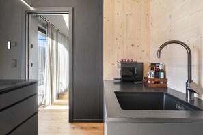 Frigorifero, piano cottura, lavastoviglie, macchina per tè/caffè