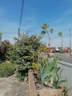 Property grounds - Holiday Home 'Maison' with Private Terrace, Private Garden and Wi-Fi (Royan)