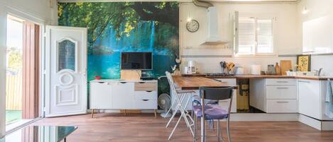 Een koelkast, een microgolfoven, een oven, een kookplaat