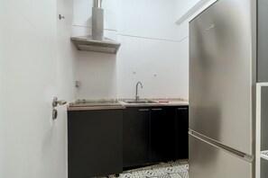 Een microgolfoven, een vaatwasser, een koffiezetapparaat/waterkoker