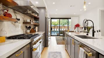 ثلاجة، ميكروويف، فرن، موقد طهي مسطح