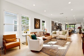 スマートテレビ、卓球台、書庫、ステレオ