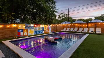 Una piscina al aire libre, una piscina climatizada