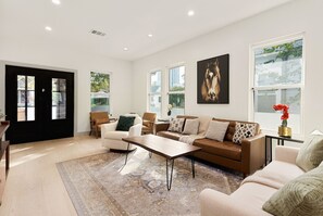 Smart TV, ping pong, books, stereo