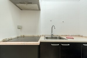 Microwave, dishwasher, coffee/tea maker, cookware/dishes/utensils