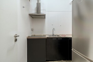 Microwave, dishwasher, coffee/tea maker, cookware/dishes/utensils