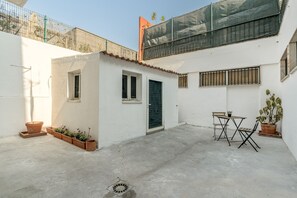 Outdoor dining - Estrela House IV by Homing (Lisbon)