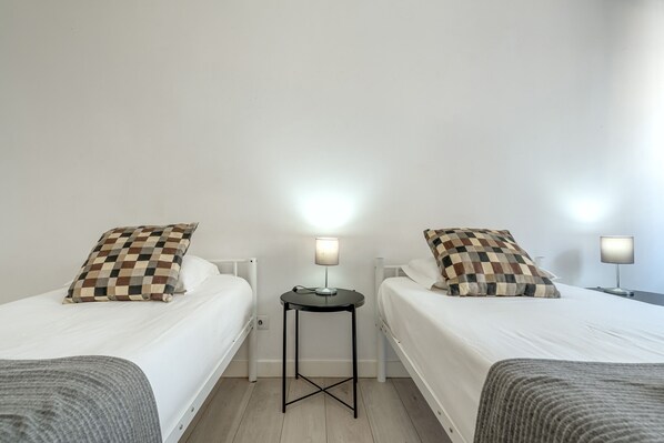 1 bedroom, bed sheets