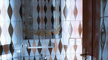 SĂšche-cheveux, serviettes fournies, savon, papier toilette