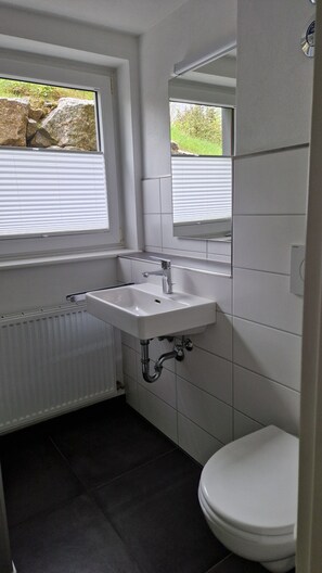 Douche, serviettes fournies, papier de toilette