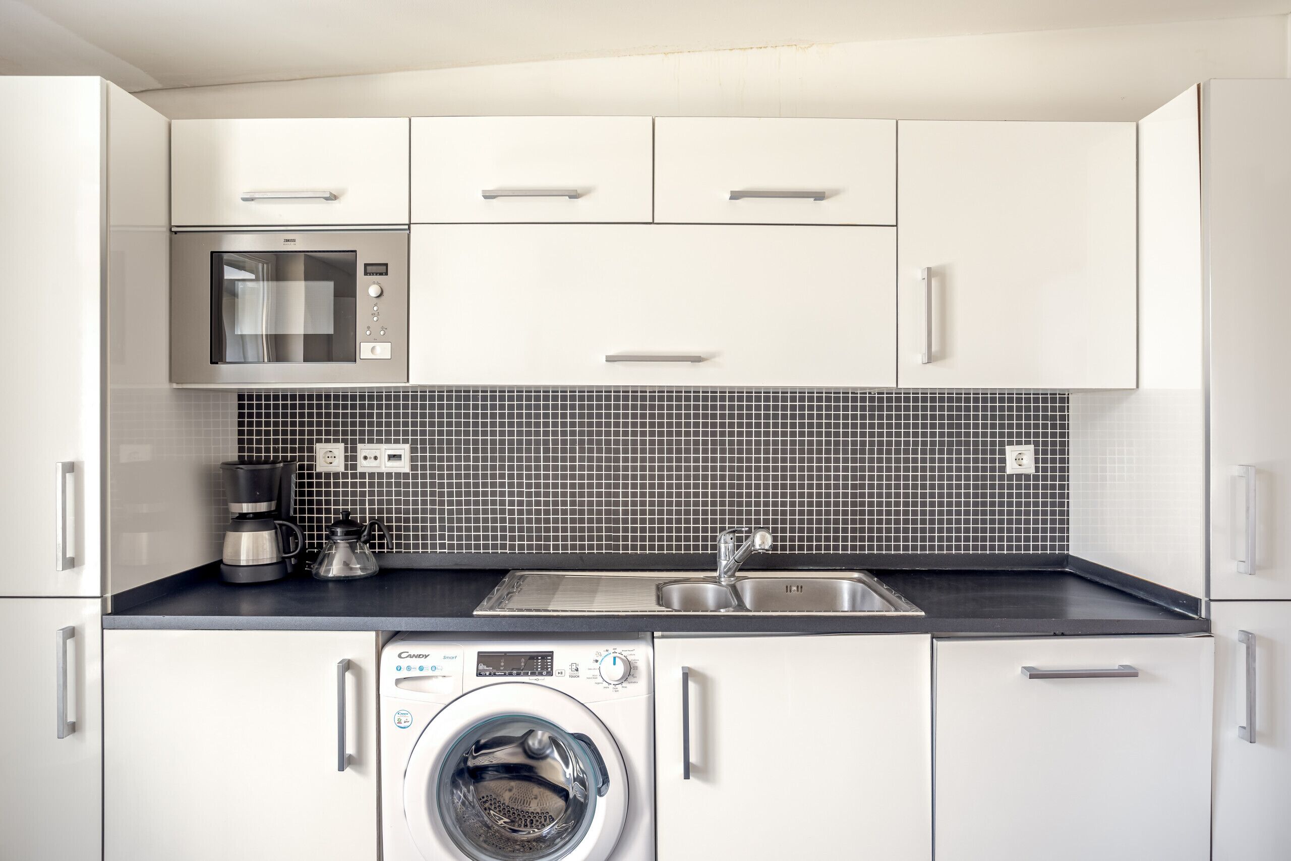 Microondas, lavavajillas, cafetera y tetera y utensilios de cocina 