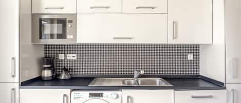 Mikrovågsugn, diskmaskin, kaffe- och tebryggare och grytor/köksredskap