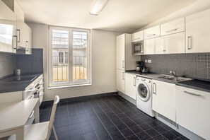 Microondas, lavavajillas, cafetera o tetera y utensilios de cocina