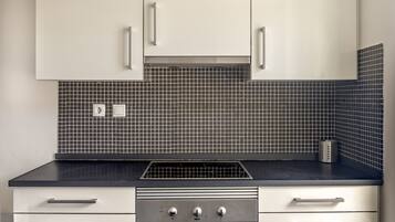 Mikrowelle, GeschirrspĂŒler, Wasserkocher mit Kaffee-/Teezubehör