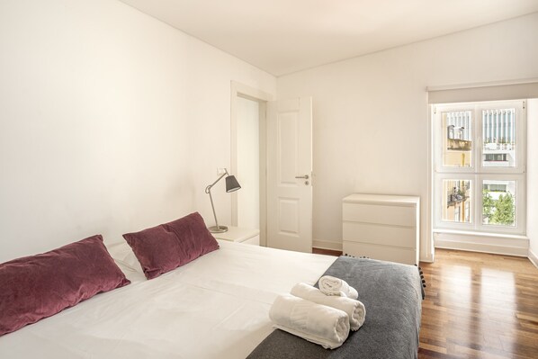 1 bedroom, bed sheets