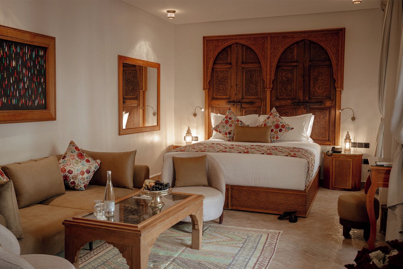 Minibar, coffres-forts dans les chambres, bureau