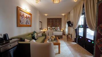 Suite clásica | Minibar y caja de seguridad en la habitación