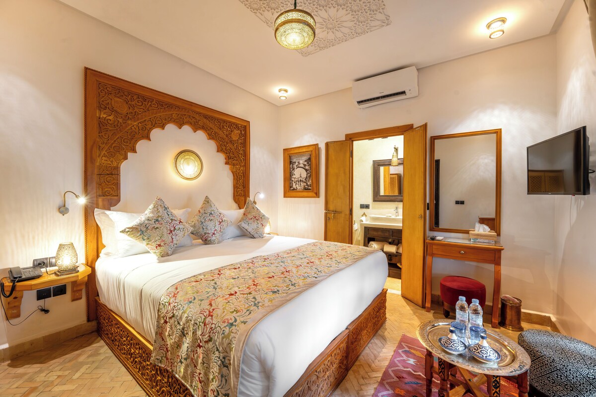 Classic Room | Minibar, in-room safe, desk, laptop workspace