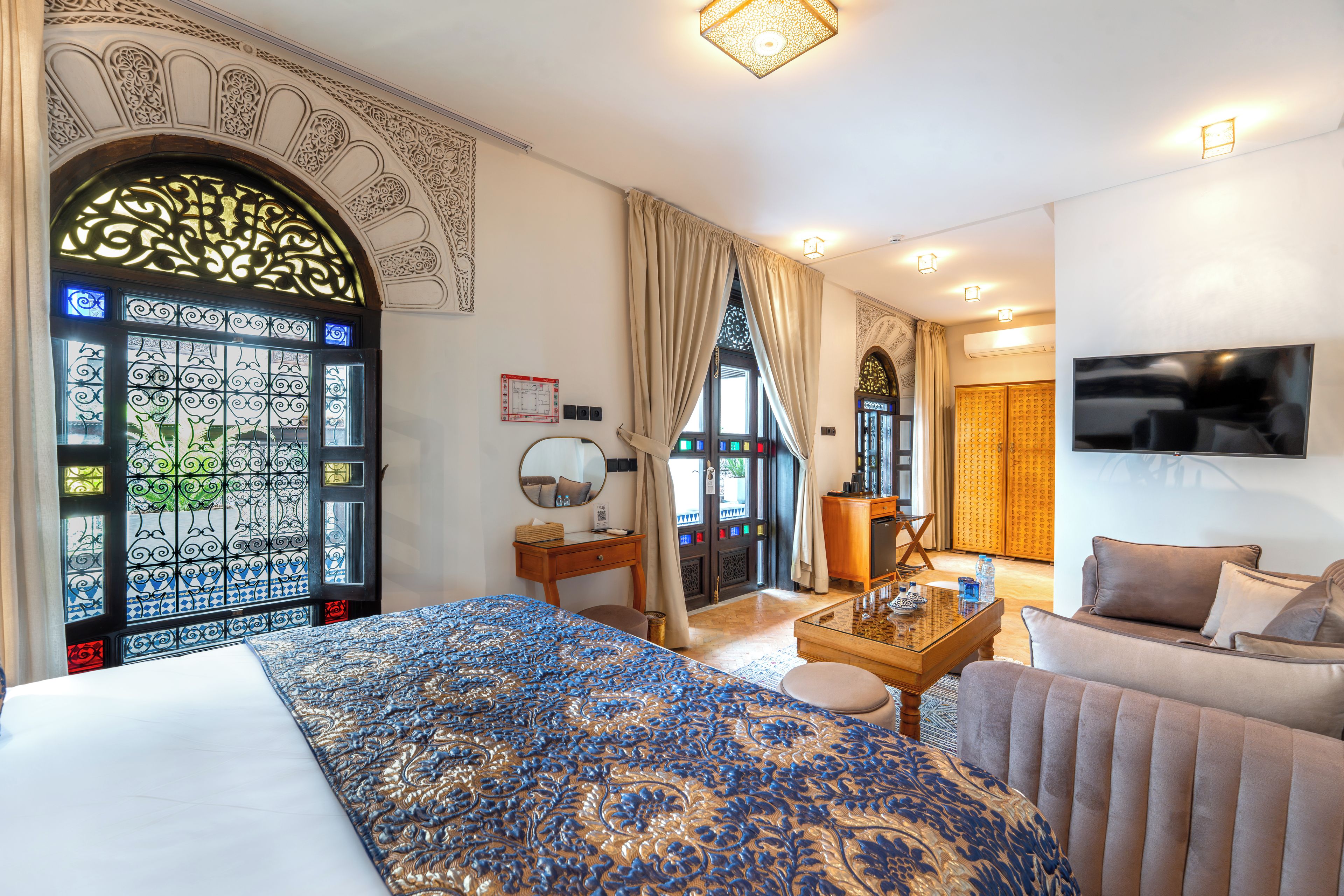 Classic Suite | Minibar, in-room safe, desk, laptop workspace