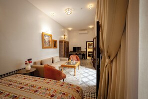 Suite clásica | Zona de estar | Televisión de 42 pulgadas con canales por cable