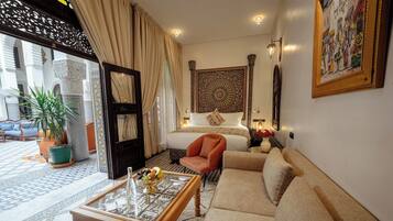 Suite clásica | Minibar y caja de seguridad en la habitación