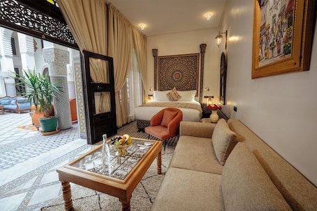 Classic Suite | Minibar, in-room safe, laptop workspace, soundproofing