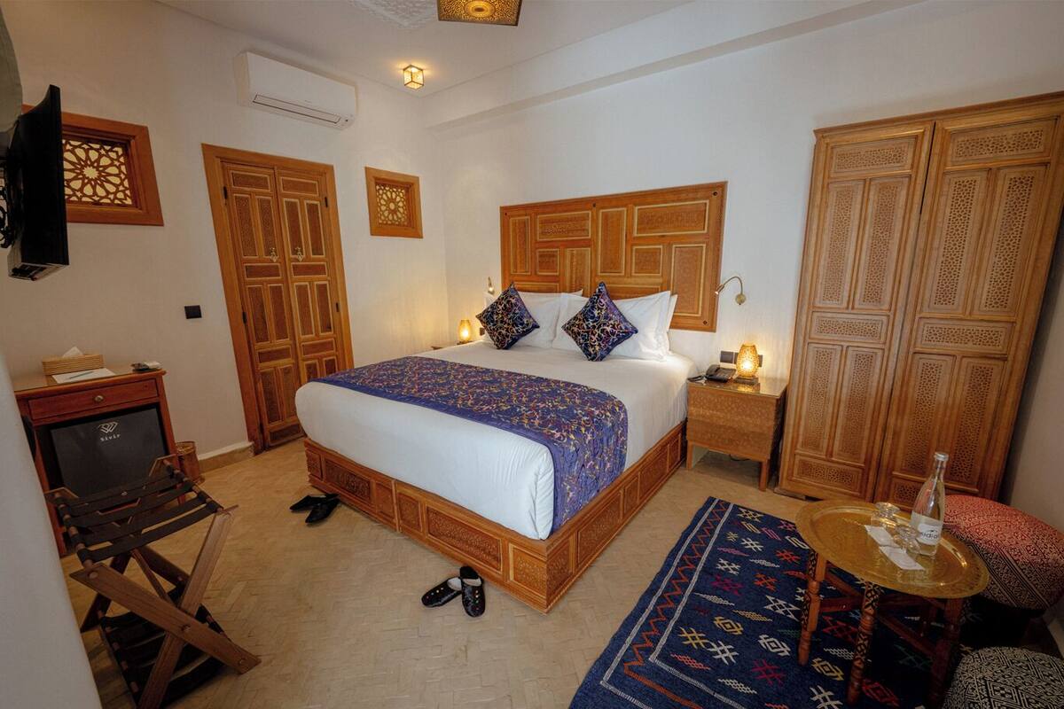 Classic Room | Minibar, in-room safe, desk, laptop workspace