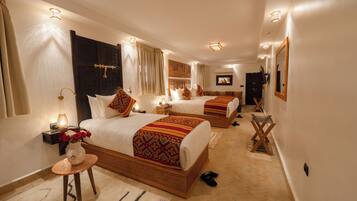 Deluxe-Vierbettzimmer | Minibar, Zimmersafe, laptopgeeigneter Arbeitsplatz