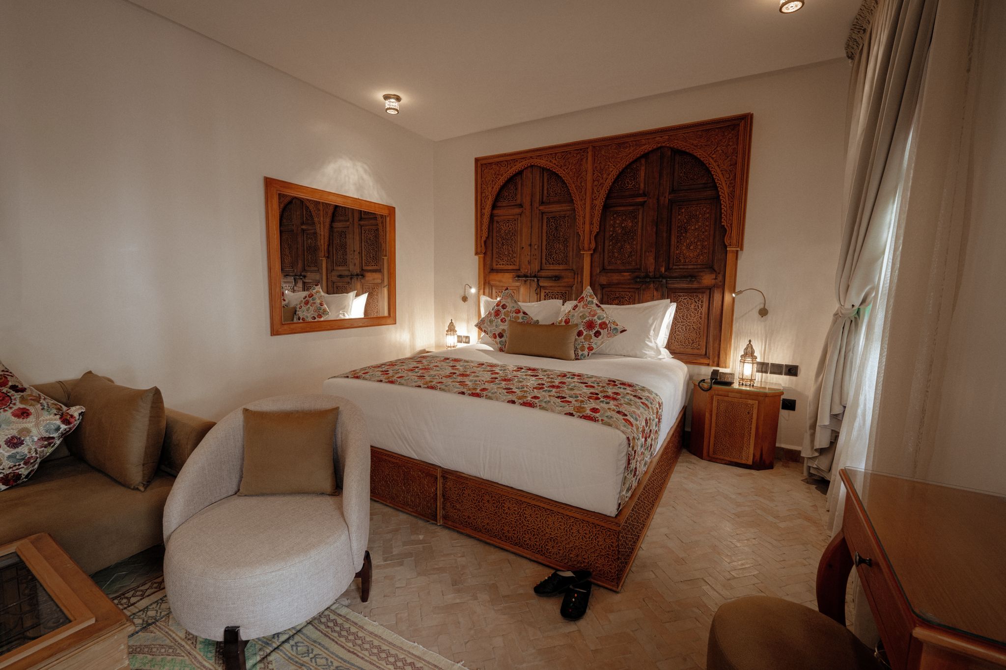 Deluxe Suite | Minibar, in-room safe, desk, laptop workspace