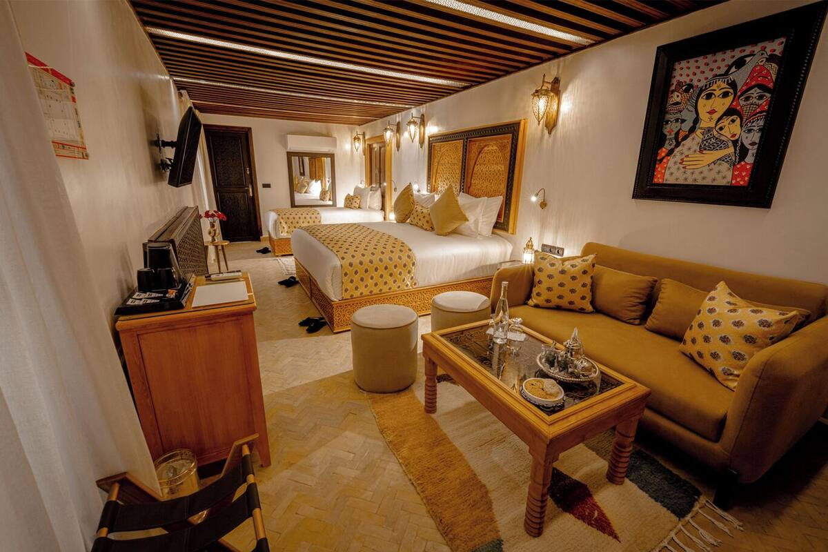 Deluxe Room | Minibar, in-room safe, desk, laptop workspace