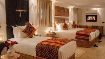 Habitación cuádruple Deluxe | Minibar y caja de seguridad en la habitación