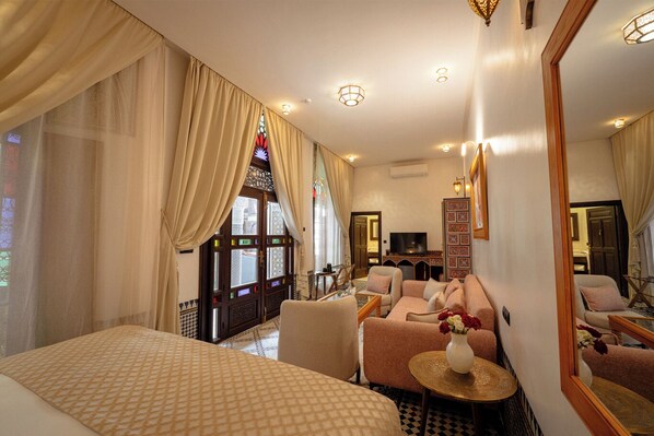 Classic Süit | Oturma alanı | Kablolu TV kanalları bulunan 42 inç televizyon 